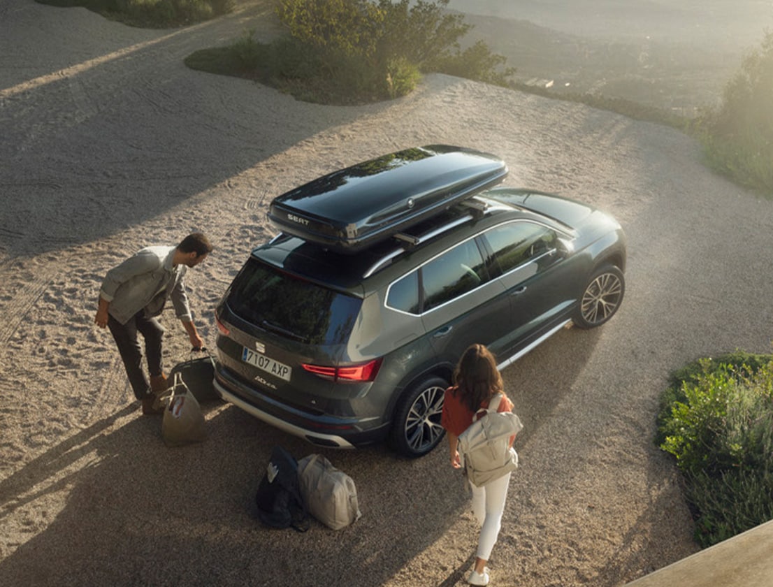 Bagagebox op een SEAT Ateca met personen er naast
