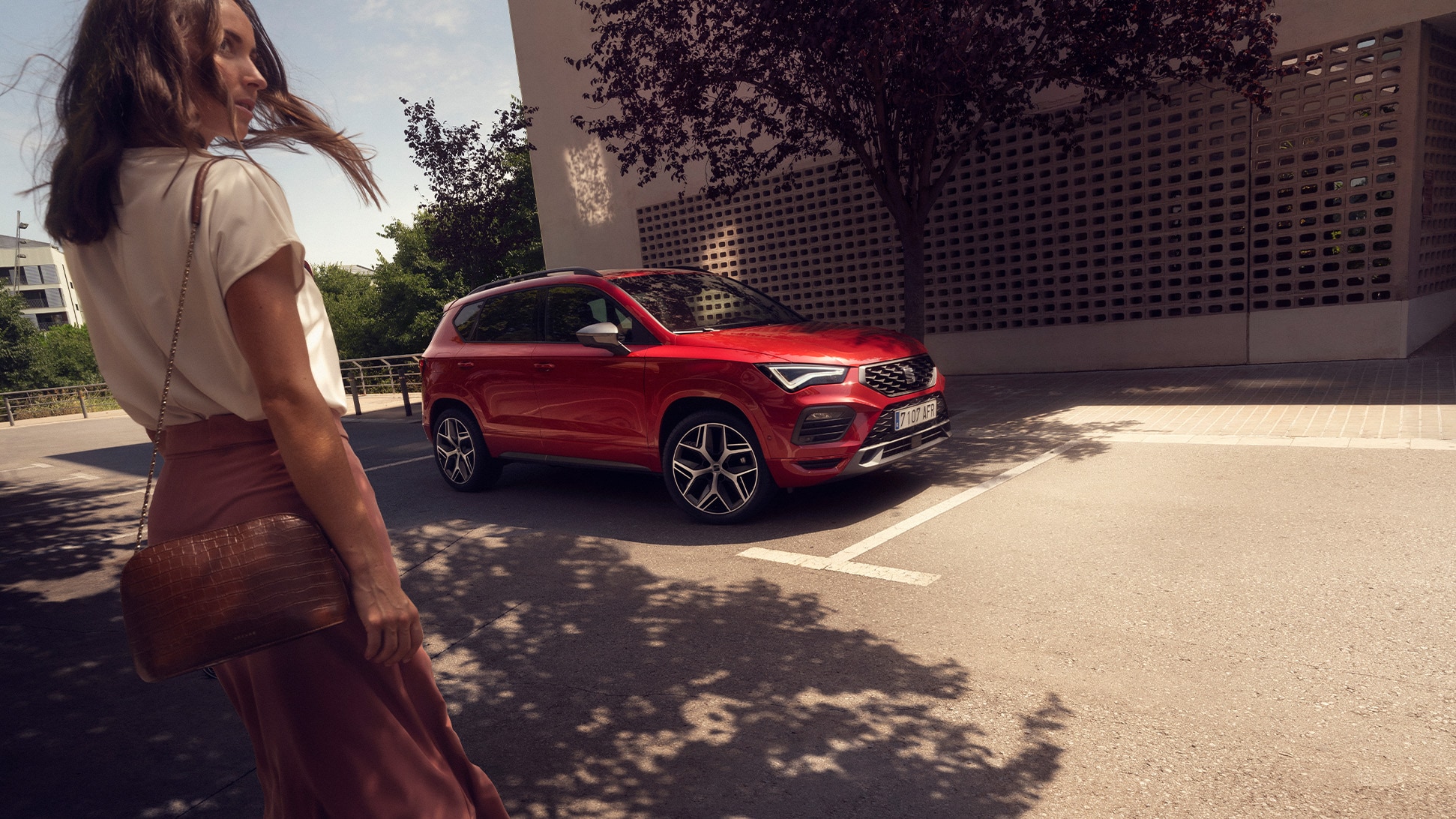 Vrouw naast rode SEAT Ateca FR