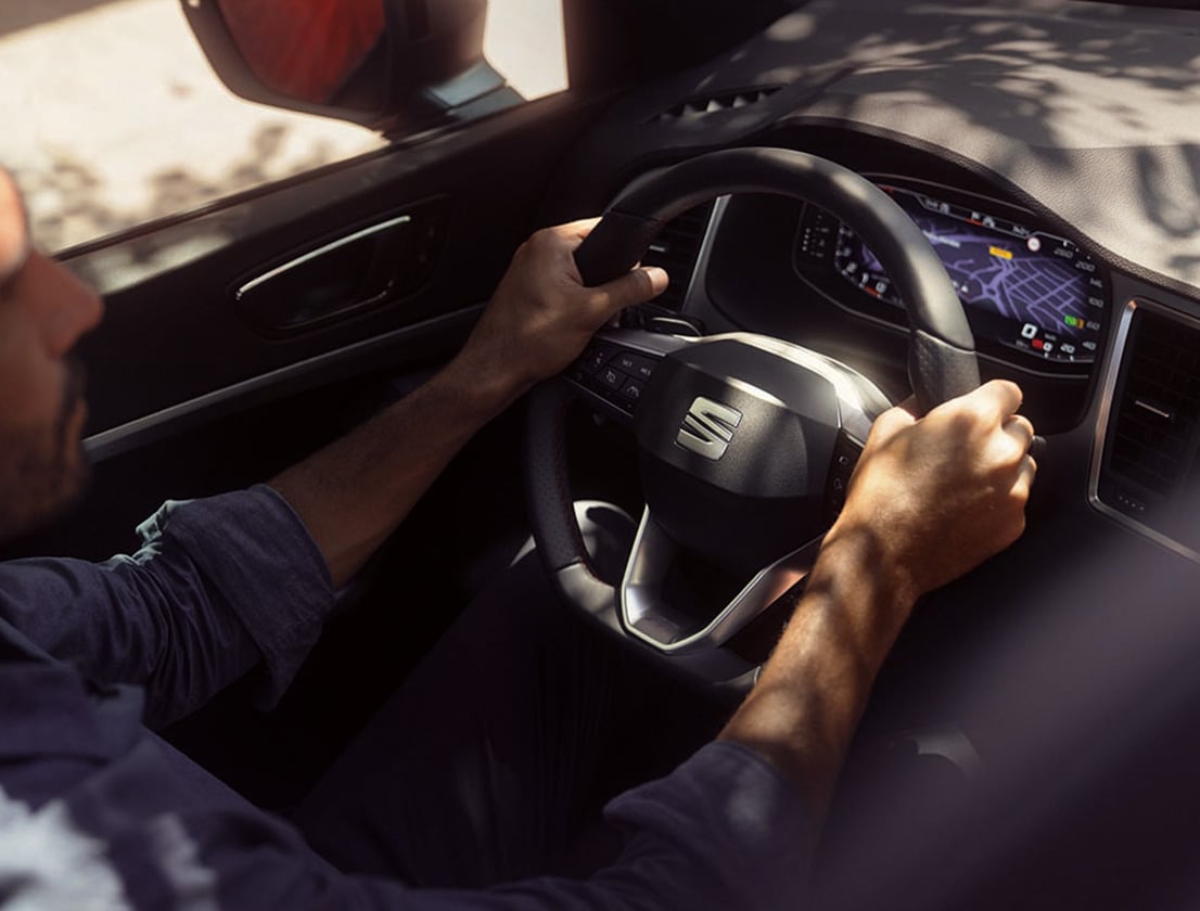 Man die aan het stuur zit van de SEAT Ateca