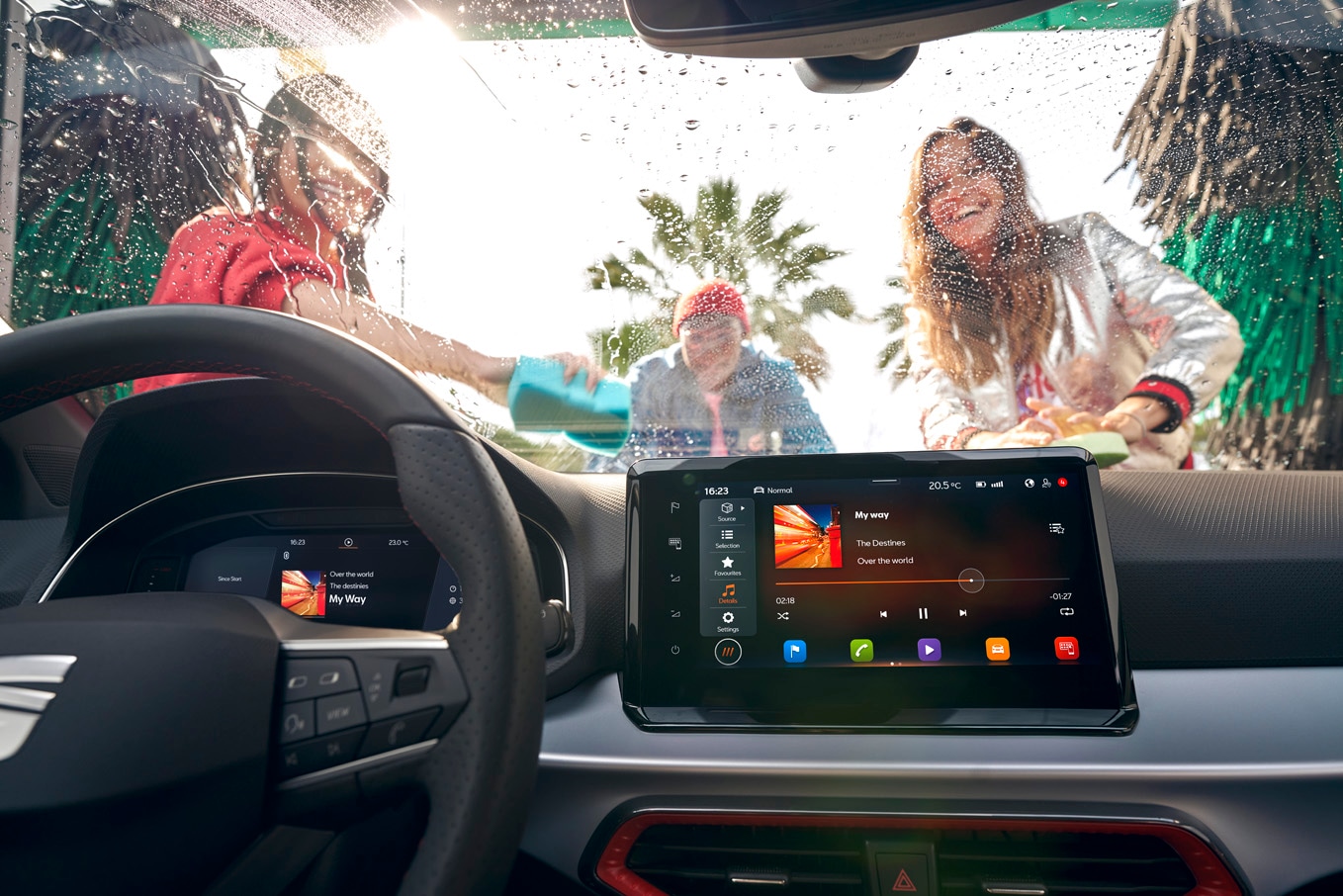 Interieur van de SEAT Ibiza met personen op de achtergrond