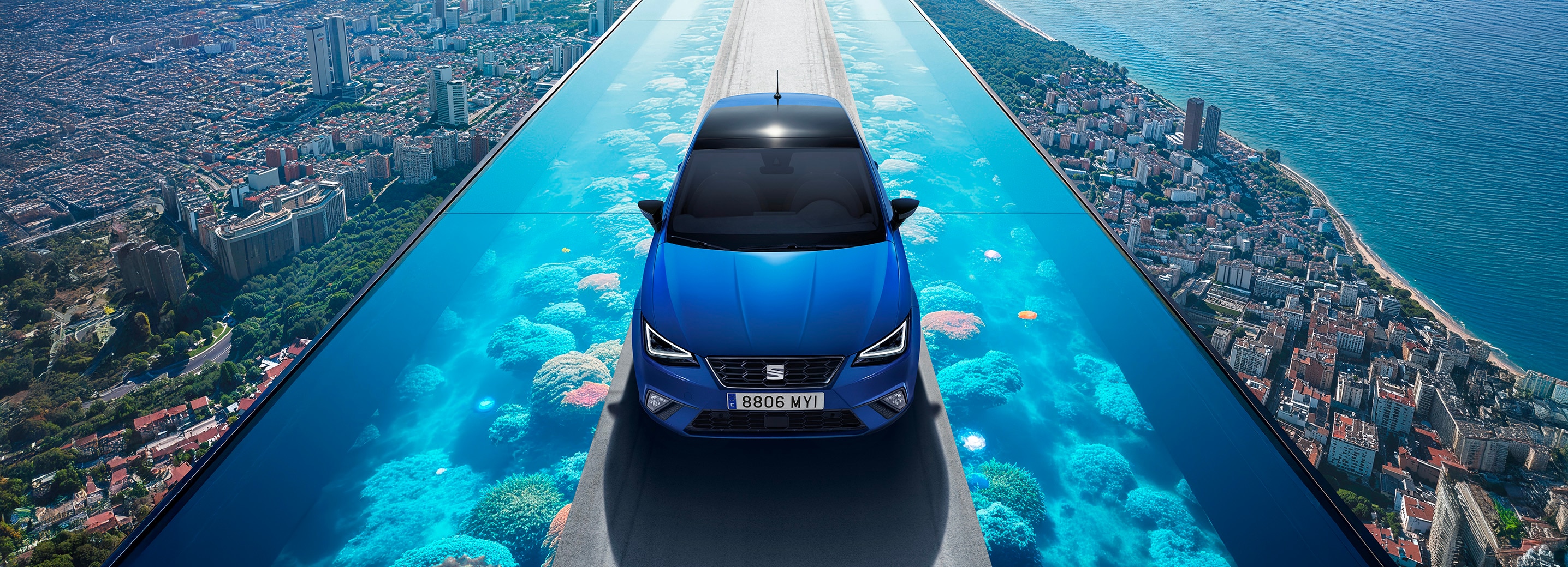 Blauwe SEAT Ibiza in FR uitvoering met Barcelona op de achtergrond