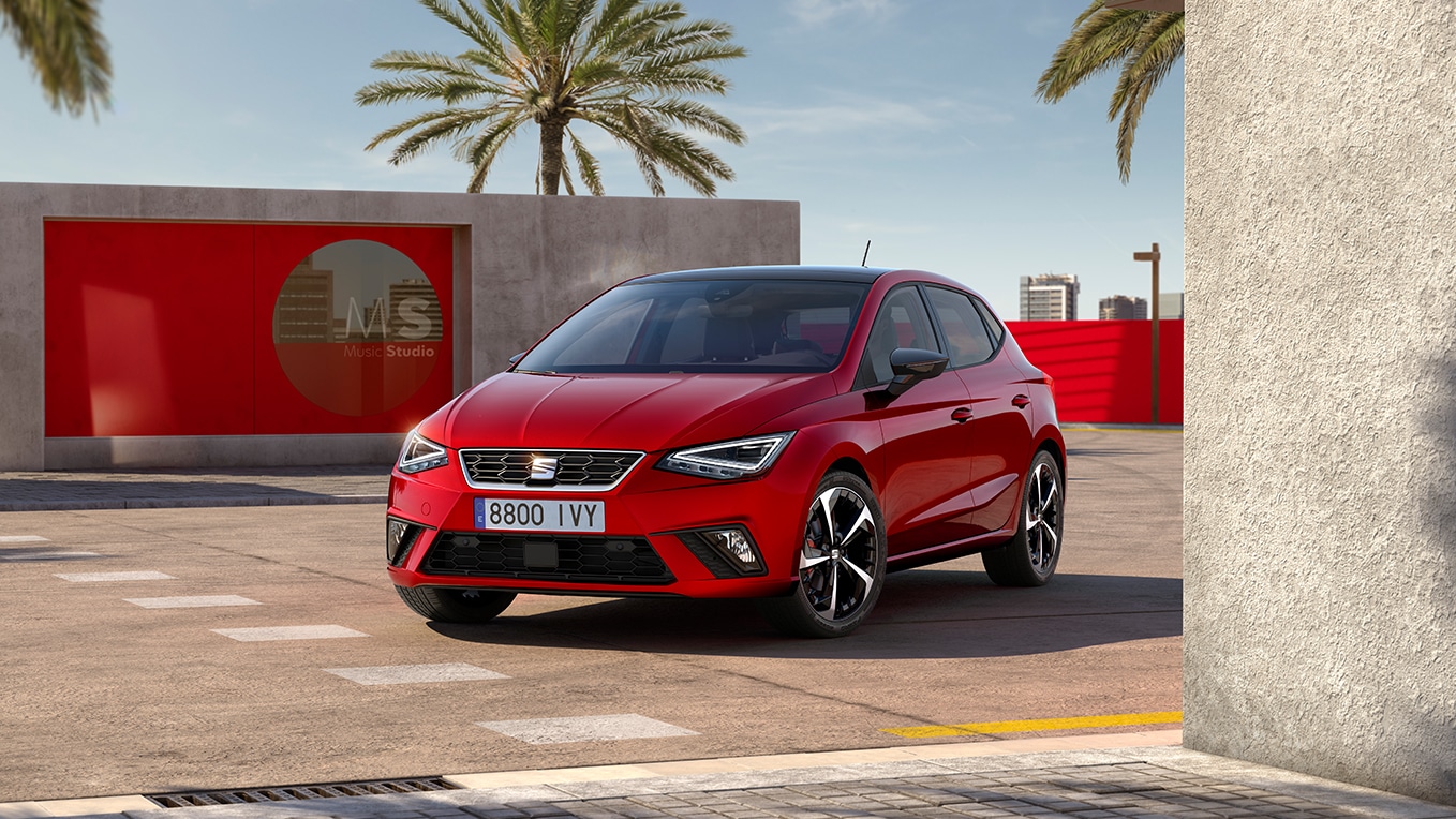 Rode SEAT Ibiza FR met palmbomen op de achtergrond