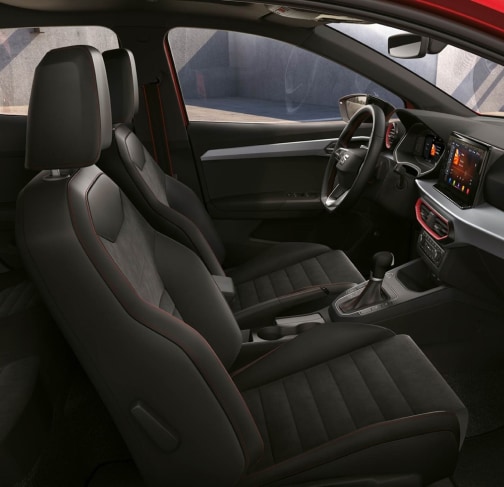 Sportstoelen met rode stiksels en zwarte stof in de SEAT Ibiza FR
