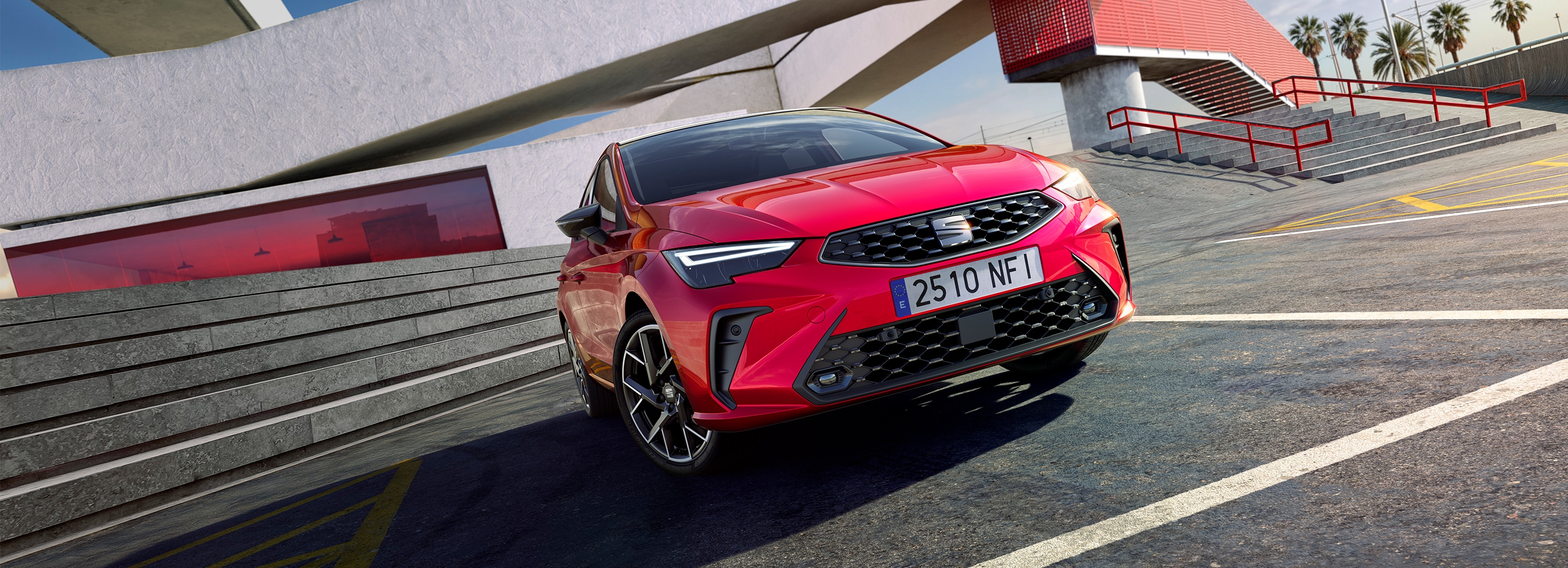 Blauwe SEAT Ibiza in FR uitvoering met Barcelona op de achtergrond