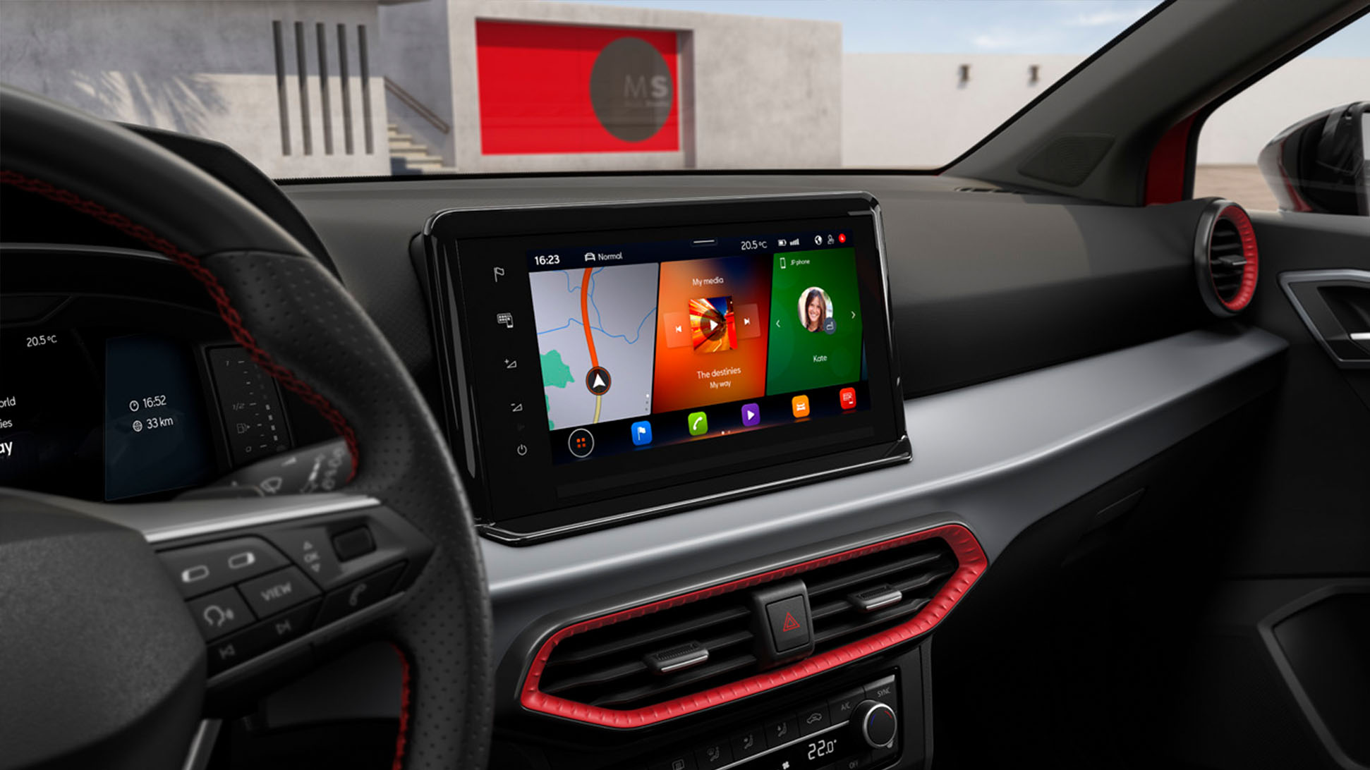 Vrouw met rood gewaad naast een rode SEAT Leon plug-in hybride aan de laadpaal