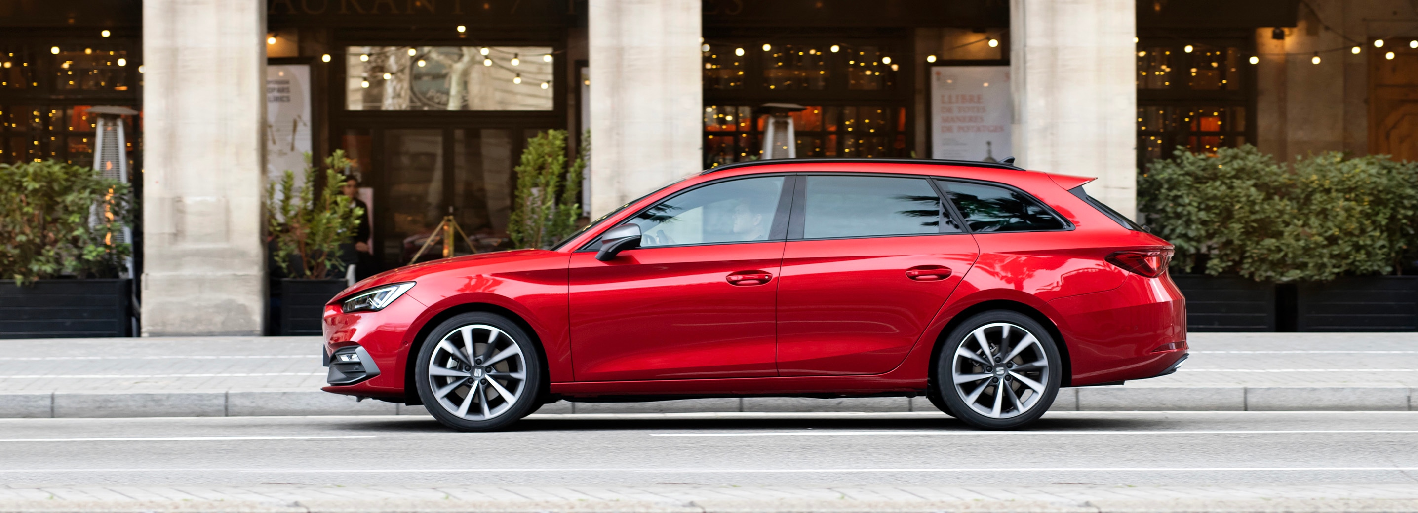Rode SEAT Leon Sportstourer op straat