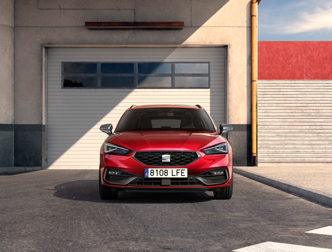 Vooraanzicht van de SEAT Leon Sportstourer in rood