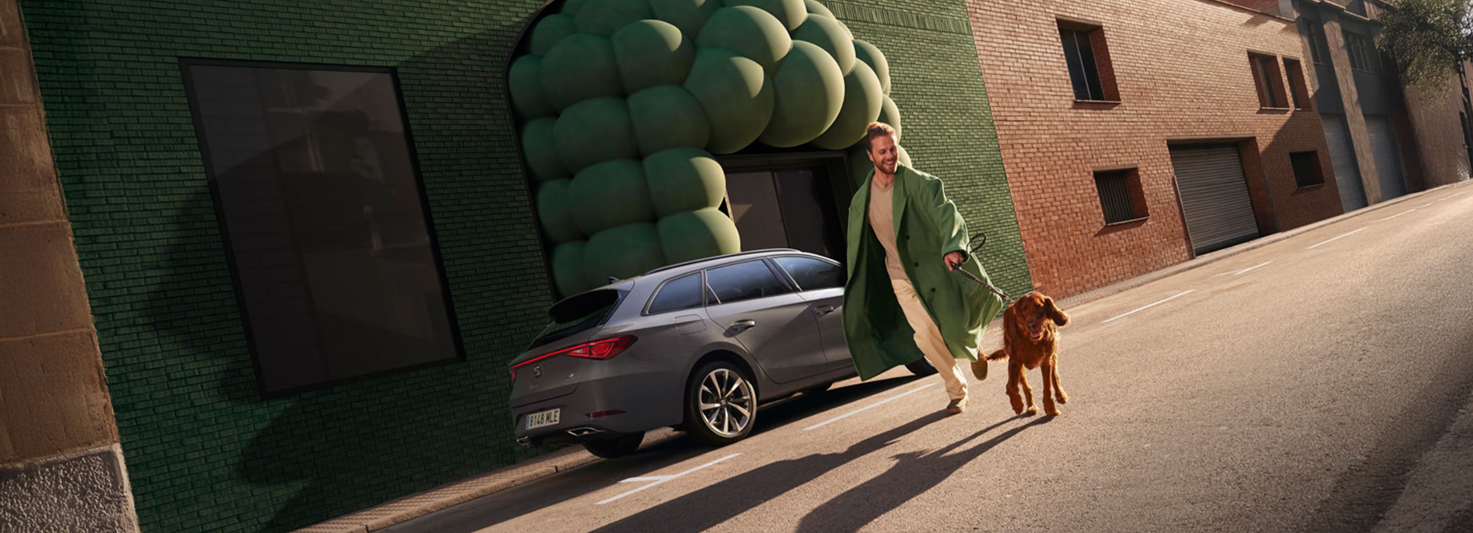 SEAT Leon hybride in het rood aan de laadpaal