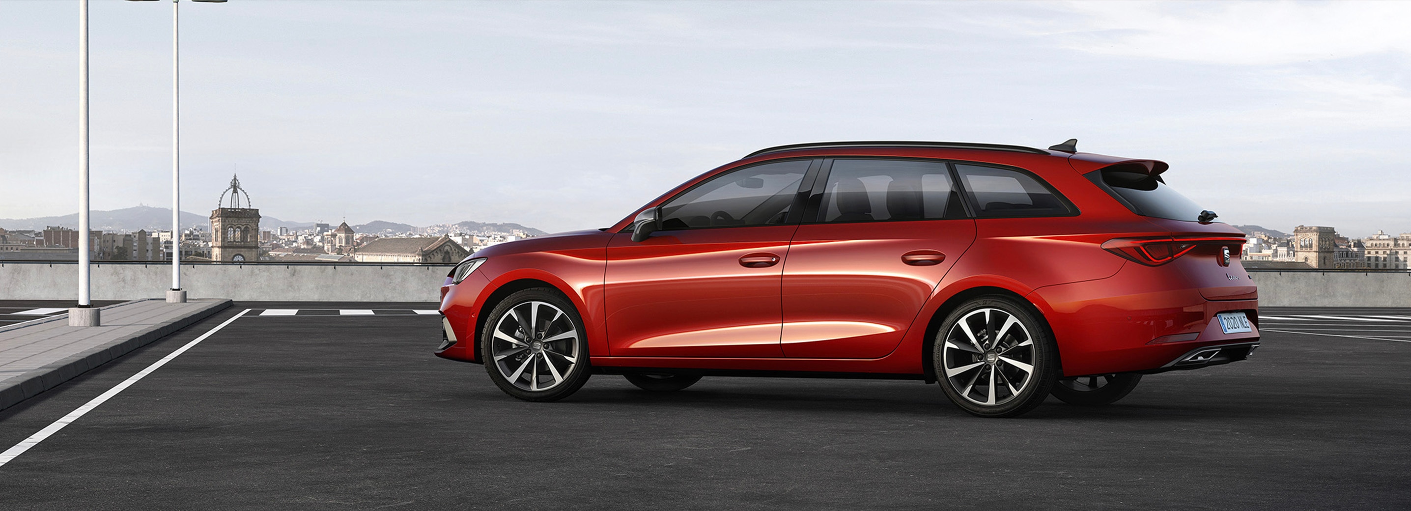 Rode SEAT Leon Sportstourer van de zijkant