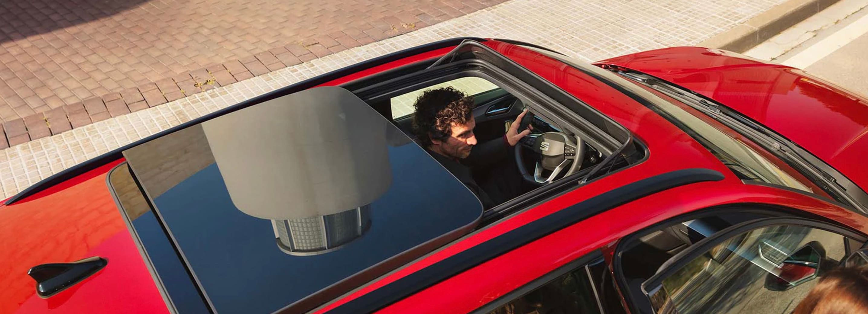 Panoramadak rode SEAT Leon met man achter het stuur