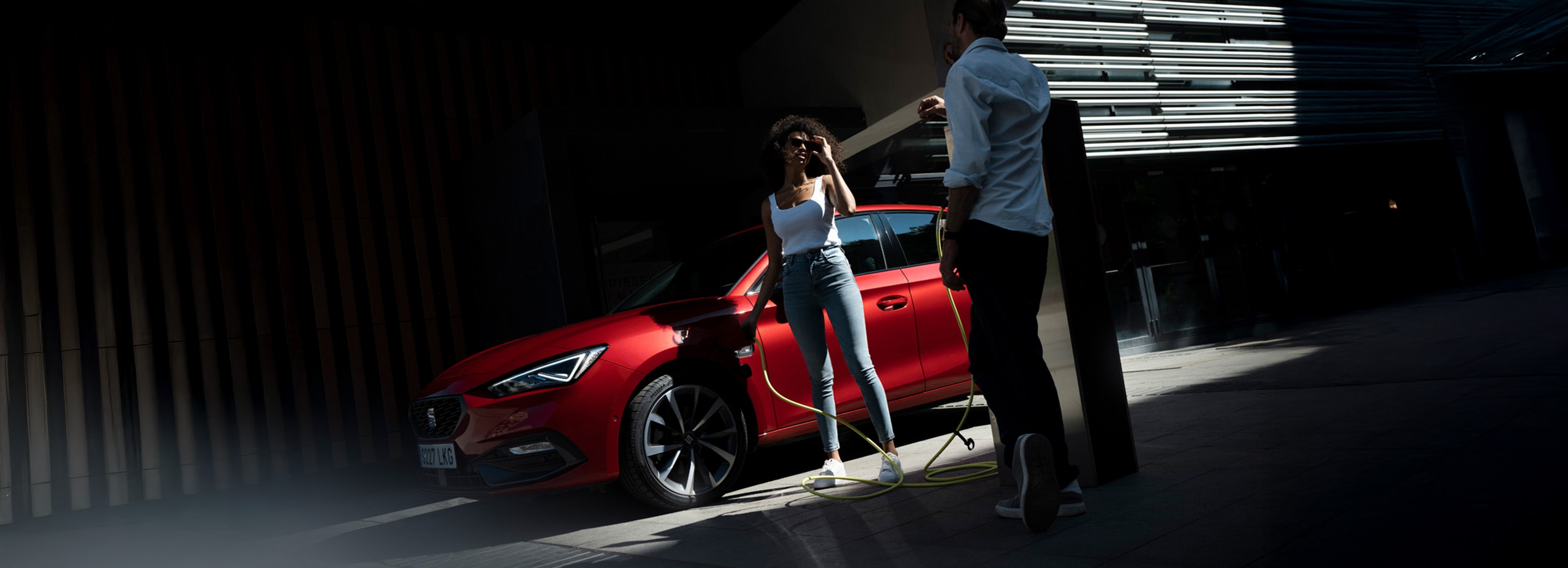 SEAT Leon hybride in het rood aan de laadpaal