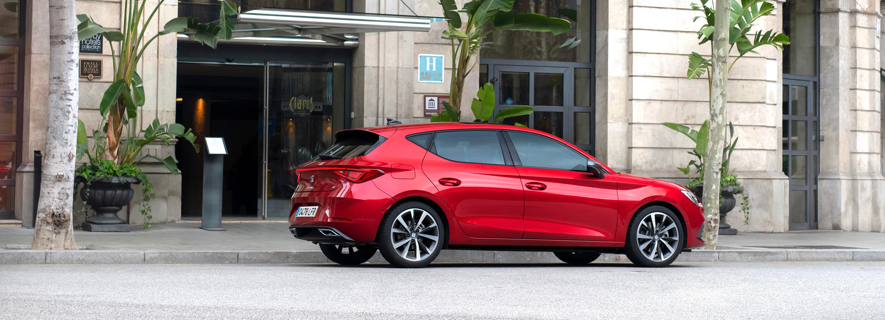 Rode SEAT Leon rijdend op straat