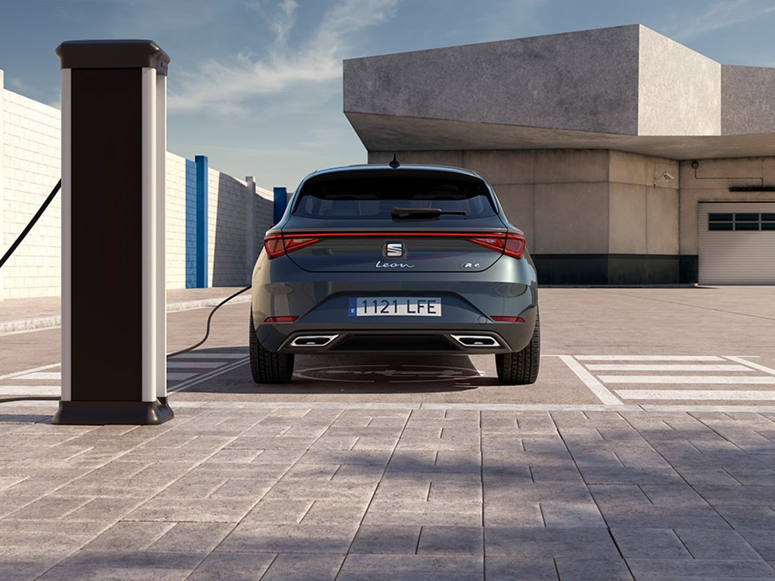 SEAT Leon FR naast laadpaal