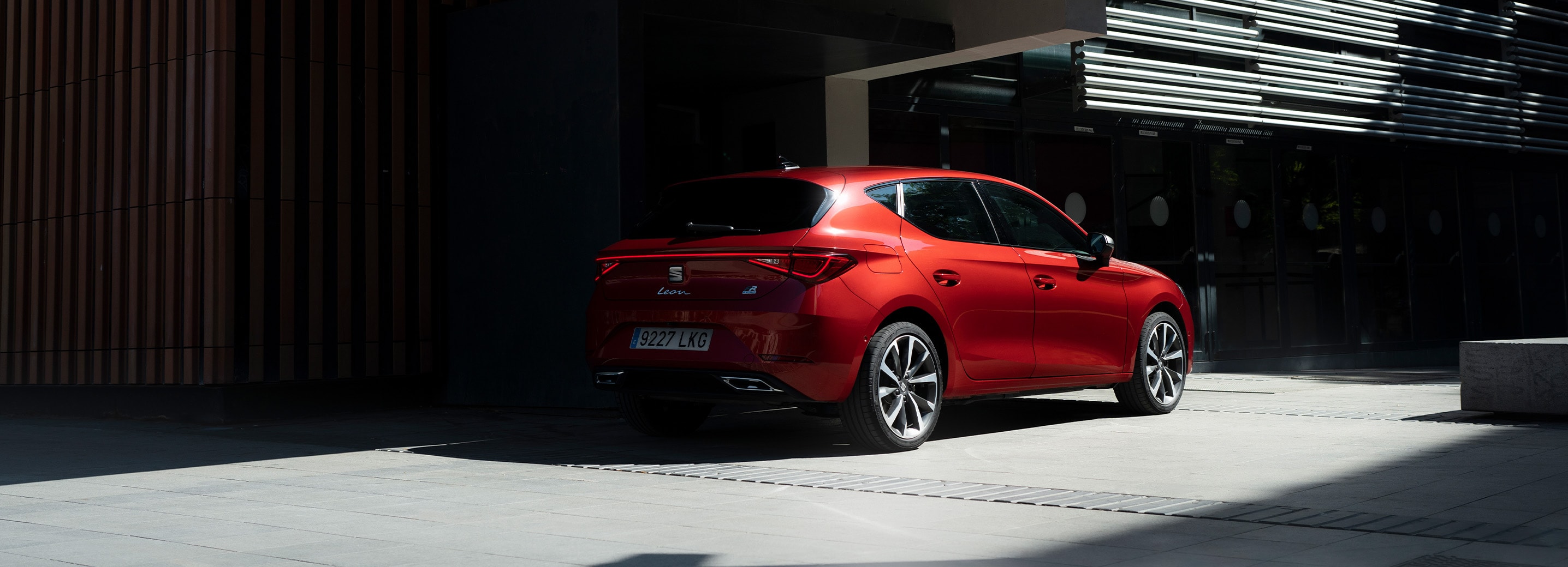 SEAT Leon hybride in het rood aan de laadpaal