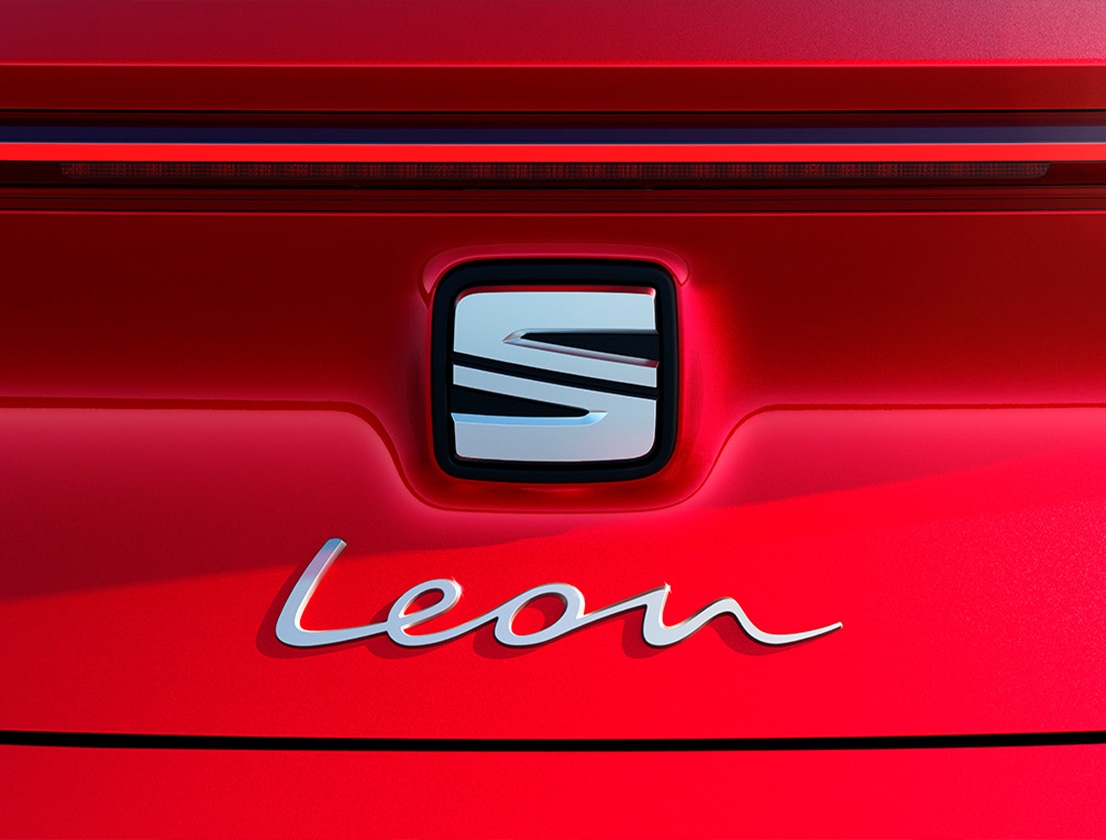 Close-up van handgeschreven modelaanduiding op de SEAT Leon