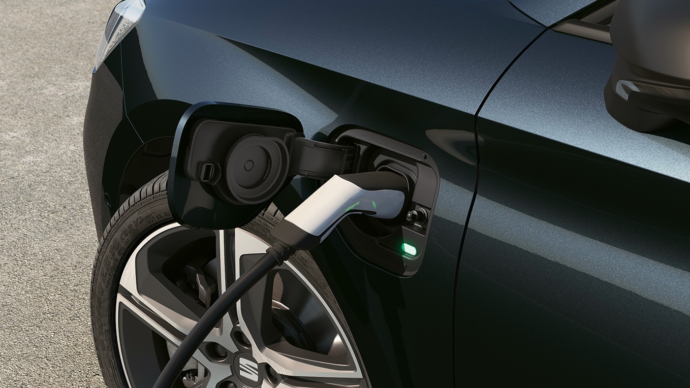 Close-up van laadstekker in de SEAT Leon geplugt