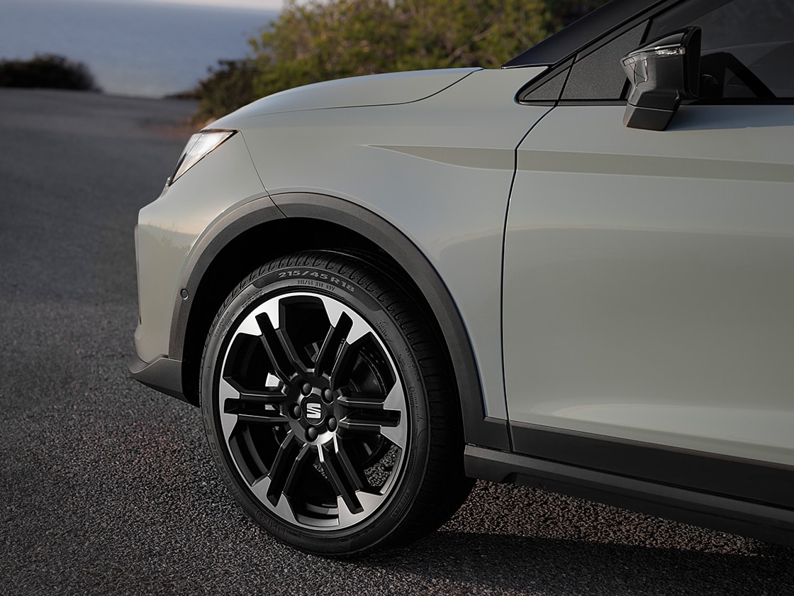 Close-up van lichtmetalen zwarte velgen van de nieuwe SEAT Arona