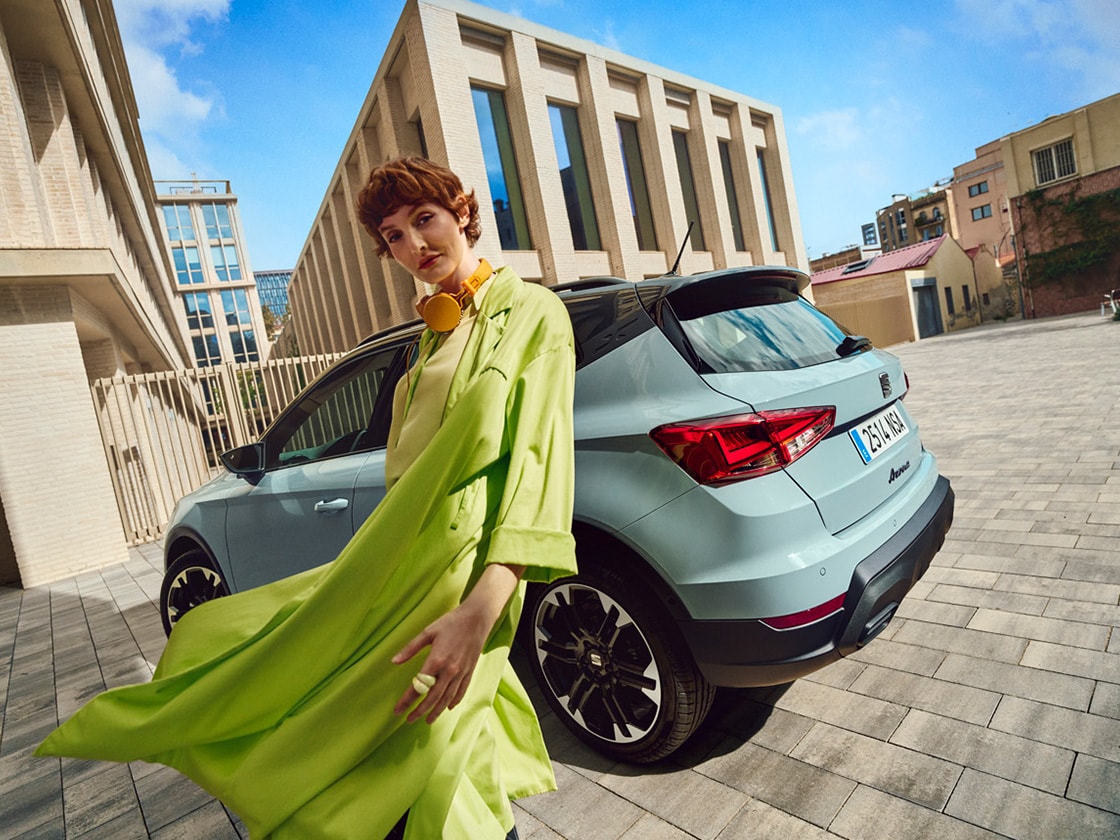 Vrouw in groen gewaad voor de nieuwe SEAT Arona