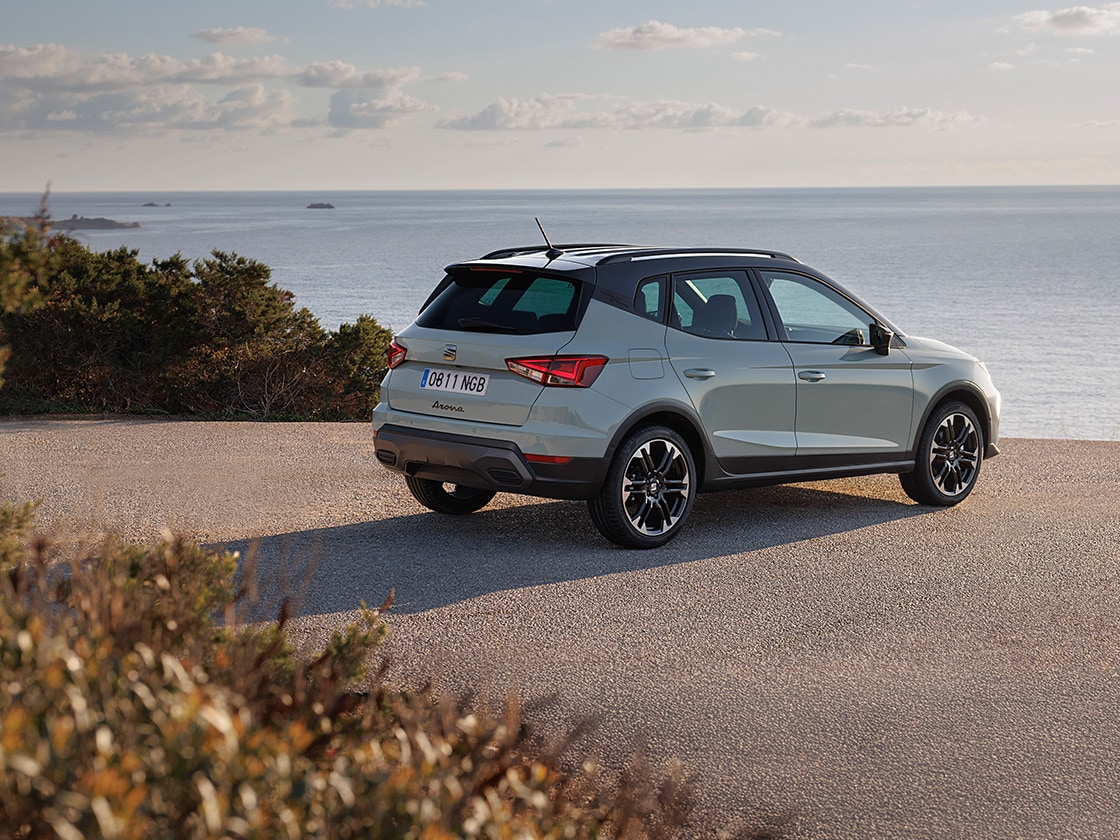 De nieuwe SEAT Arona van de zijkant met water op de achtergrond