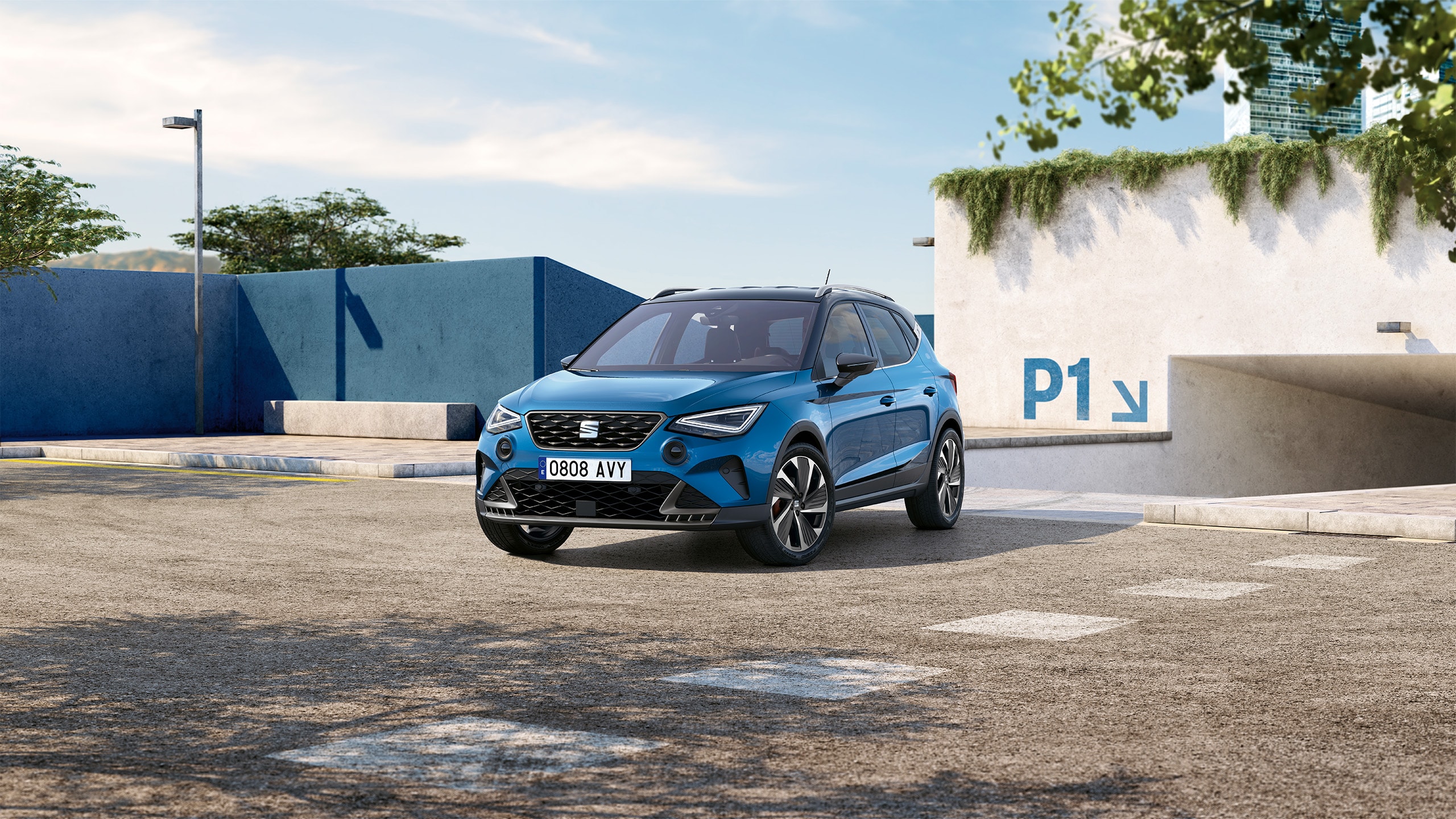 Blauwe SEAT Arona in FR uitvoering op een parkeerplaats