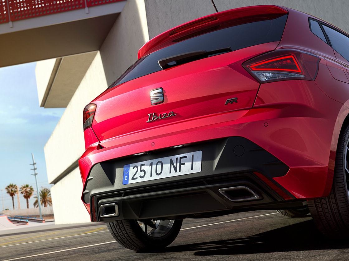 Achteraanzicht van een rode SEAT Ibiza