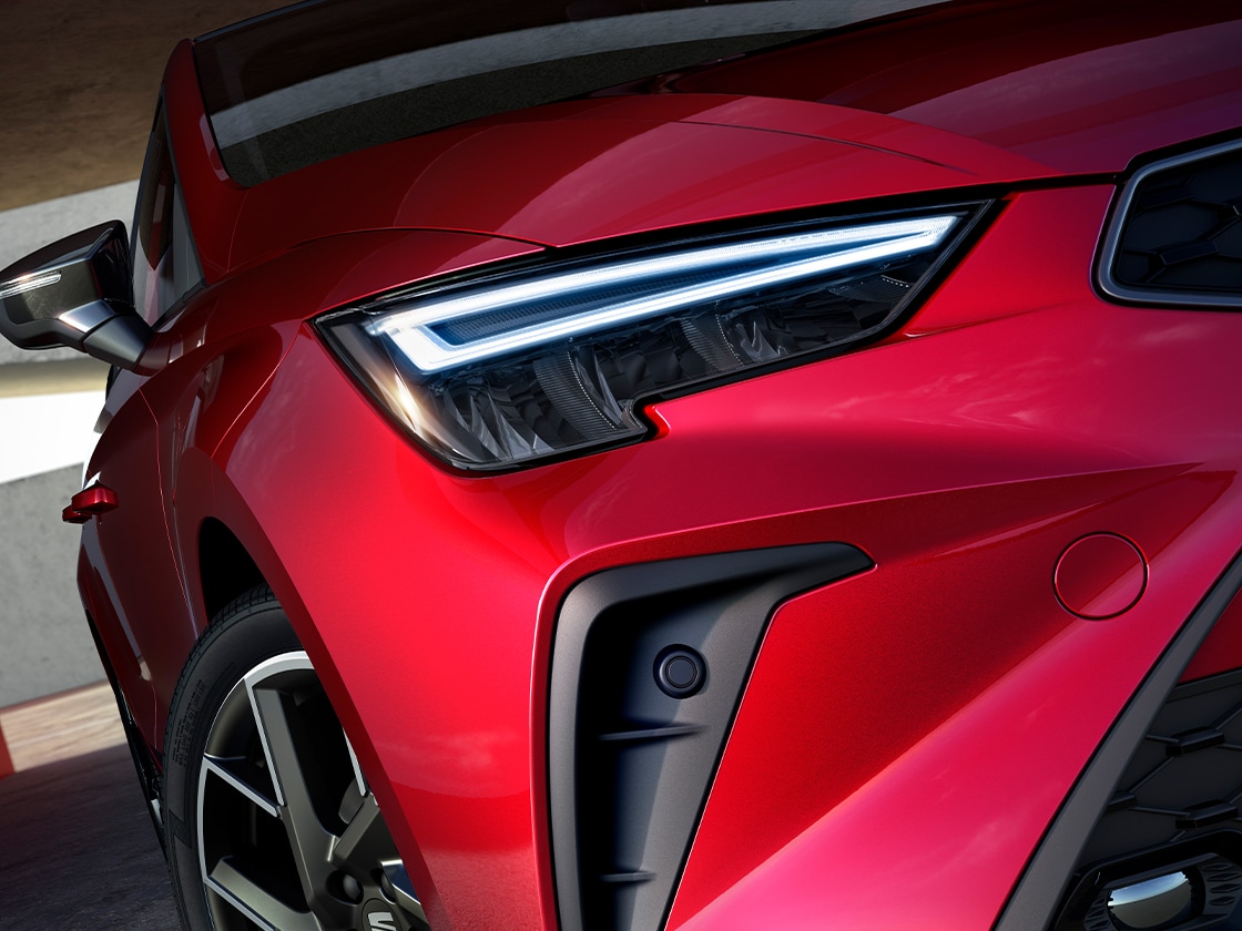 close-up van de vernieuwde Full LED koplampen van de nieuw SEAT Ibiza