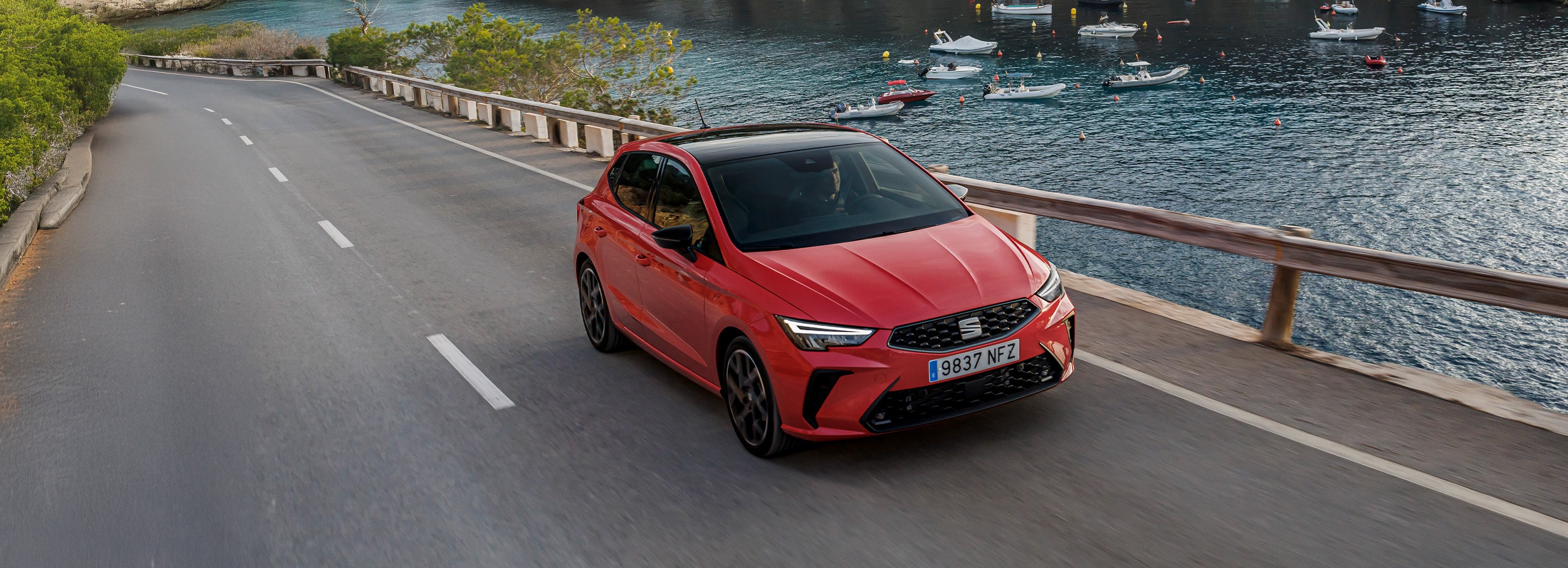 Rode SEAT Ibiza rijdend op de weg