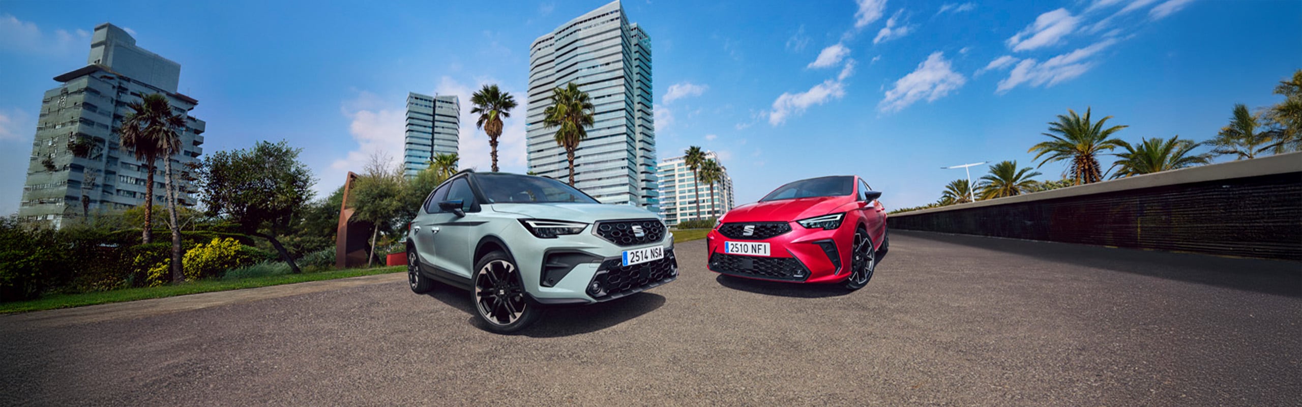 Vrouw loopt langs een geparkeerde SEAT Ibiza en SEAT Arona