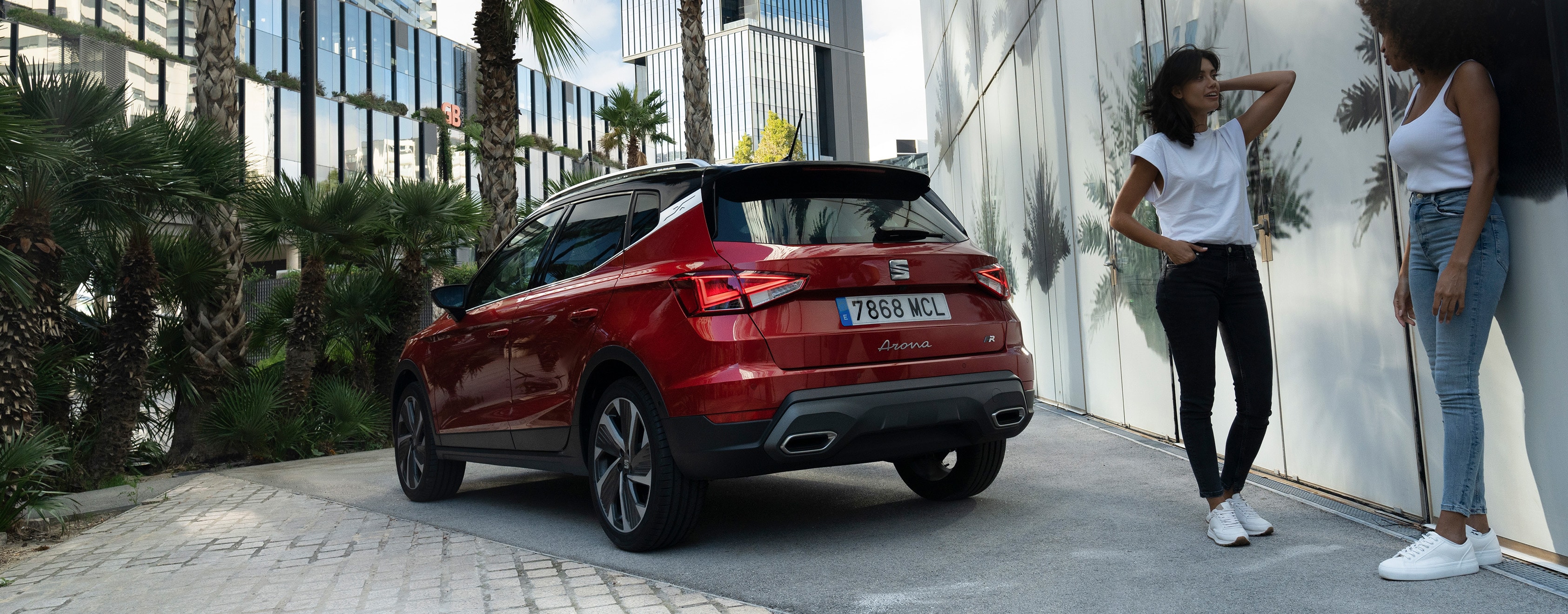 Vrouw naast rode SEAT Arona FR