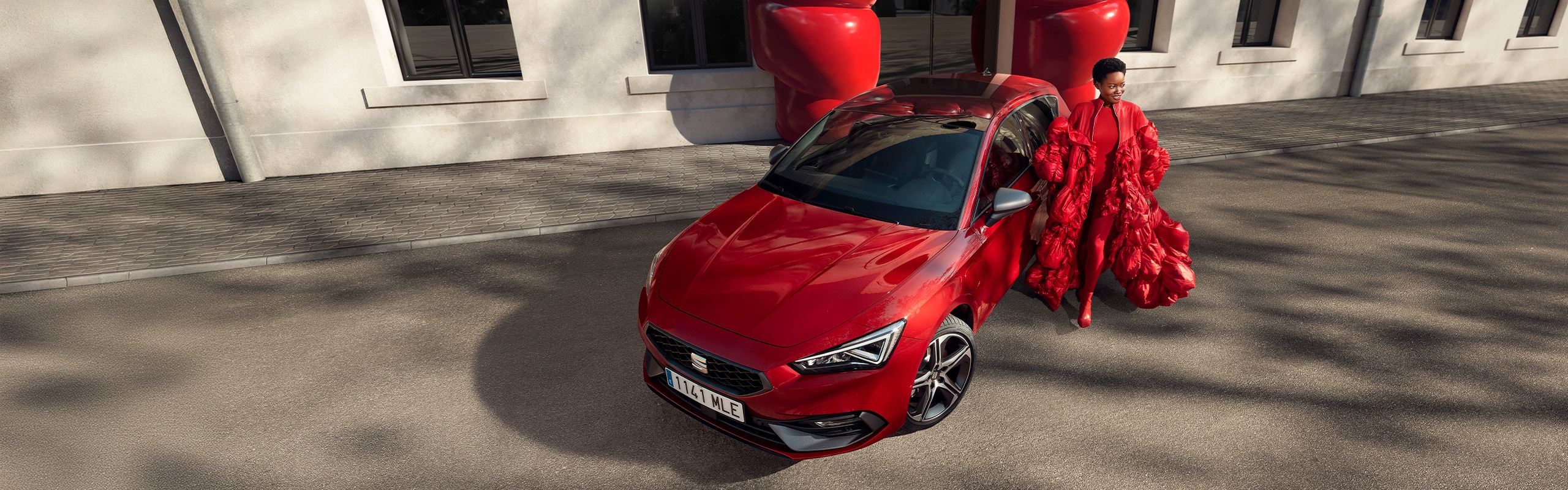 Vrouw naast blauwe SEAT Ibiza FR