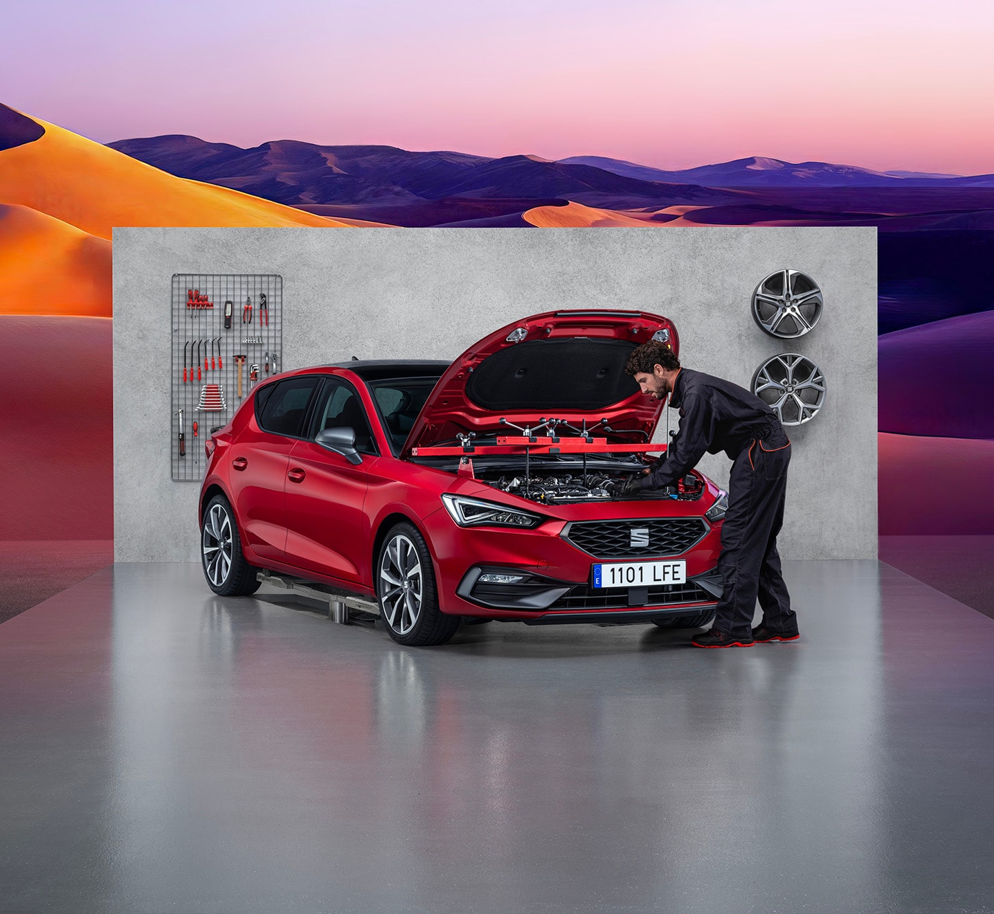 Man die aan rode SEAT Leon sleutelt
