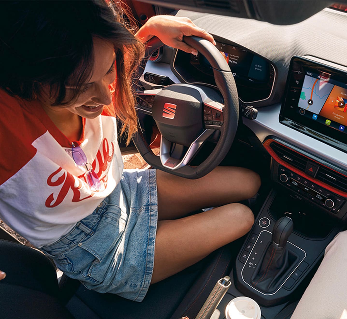 Vrolijke vrouw in de SEAT Ibiza
