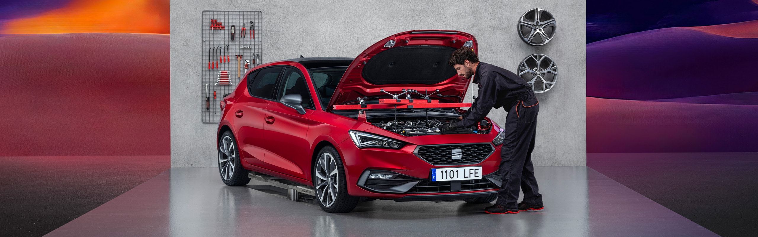 SEAT service monteur laat een stel wat zien op de tablet terwijl ze voor een seat arona staan