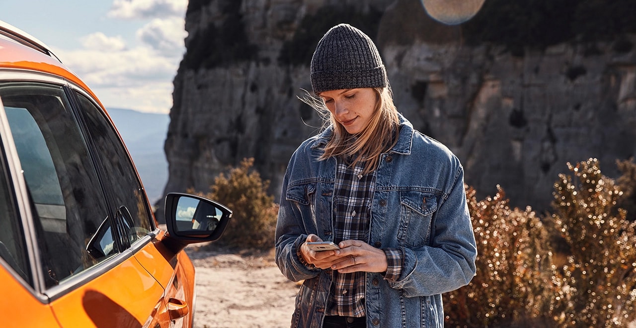 Kapotte ruit SEAT Arona vrouw met muts en telefoon
