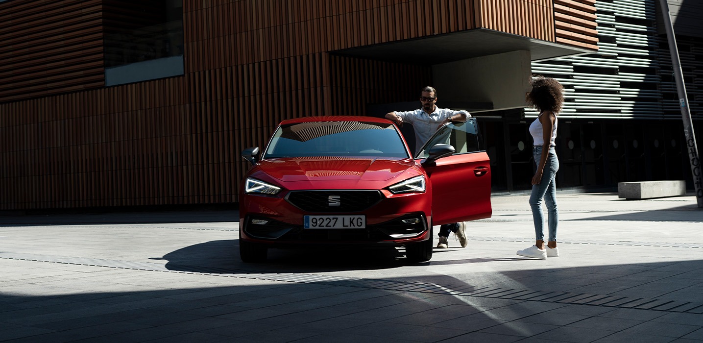 Rode SEAT Leon met mensen ernaast