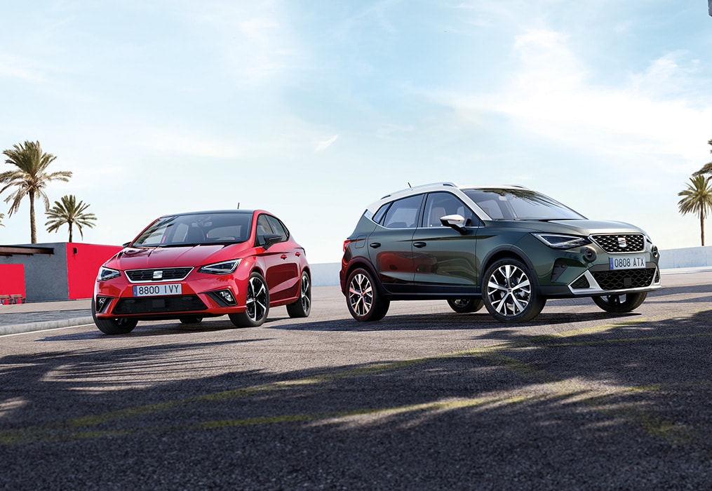 SEAT Leon SEAT Arona en SEAT Ibiza geparkeerd voor een kantoorgebouw