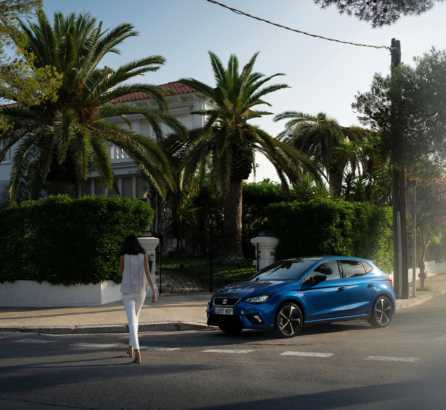 Een vrouw naast een blauwe SEAT Ibiza FR