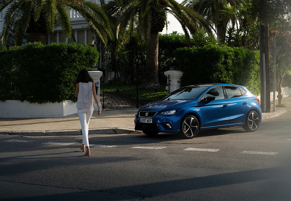 Een blauwe SEAT Arona en een rode SEAT Ateca rijden door de stad