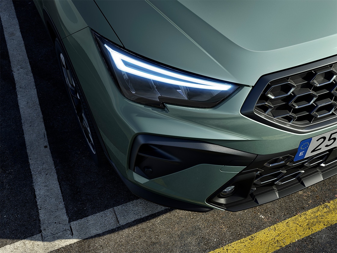 Close-up van de koplamp van de SEAT Arona met Full LED-verlichting.