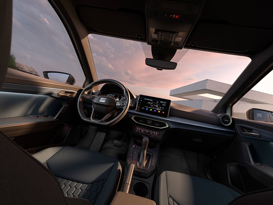 Interieur van de SEAT Arona, met focus op designdetails als het stuur, het dashboard en de stoelbekleding