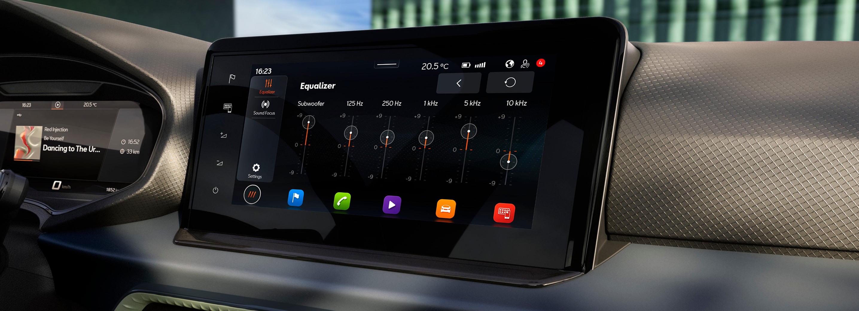 Het dashboard van de SEAT Arona, met daarin onder andere de bediening van het SEAT Sound System.