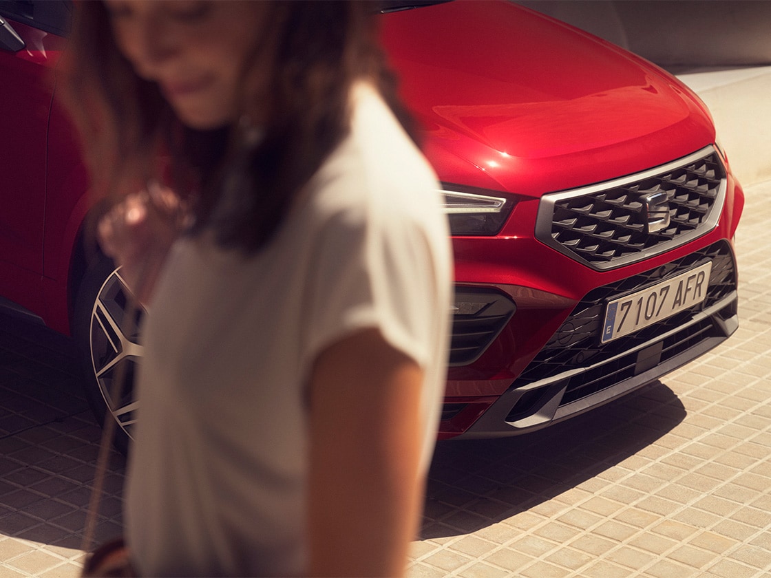 Rode SEAT Ateca in FR uitvoering met springende man ervoor