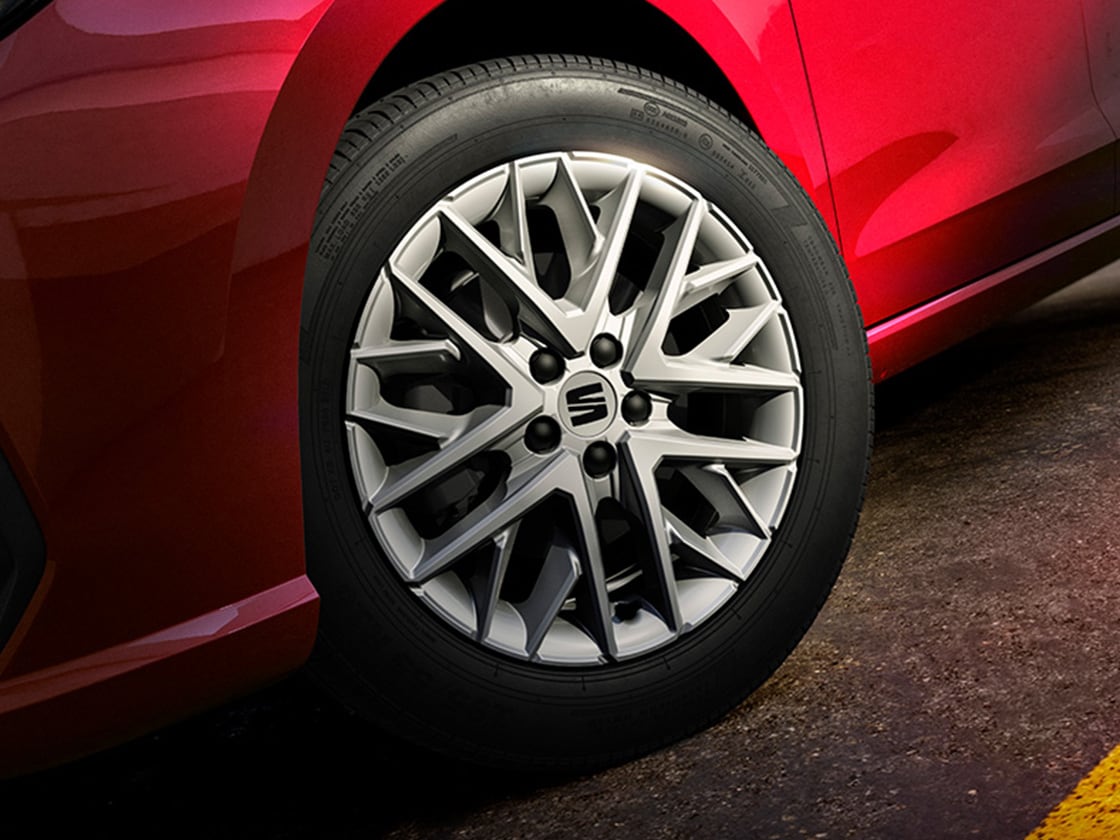 Close-up van de 16-inch 'Design' lichtmetalen velgen van de Seat Ibiza.