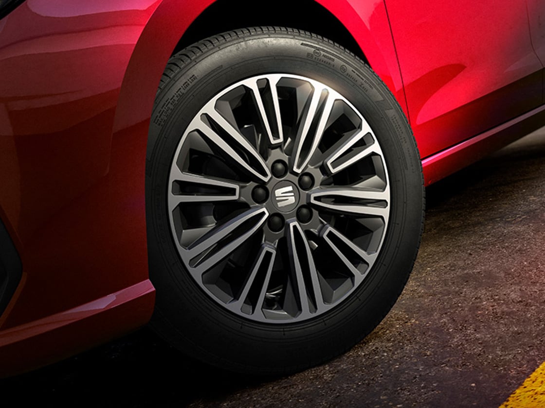 Close-up van de 16-inch dynamisch bewerkte lichtmetalen velgen van de Seat Ibiza.