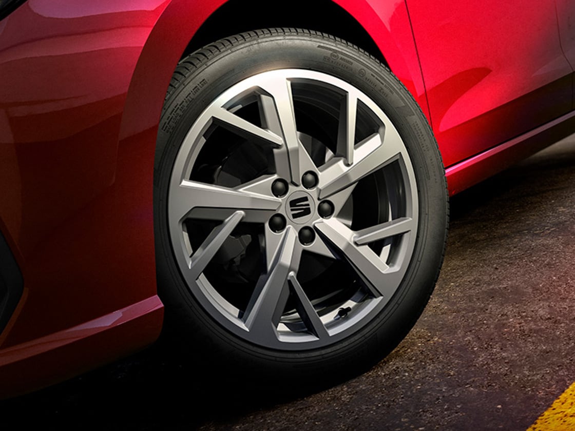 Close-up van de 17-inch dynamische lichtmetalen velgen van de Seat Ibiza.