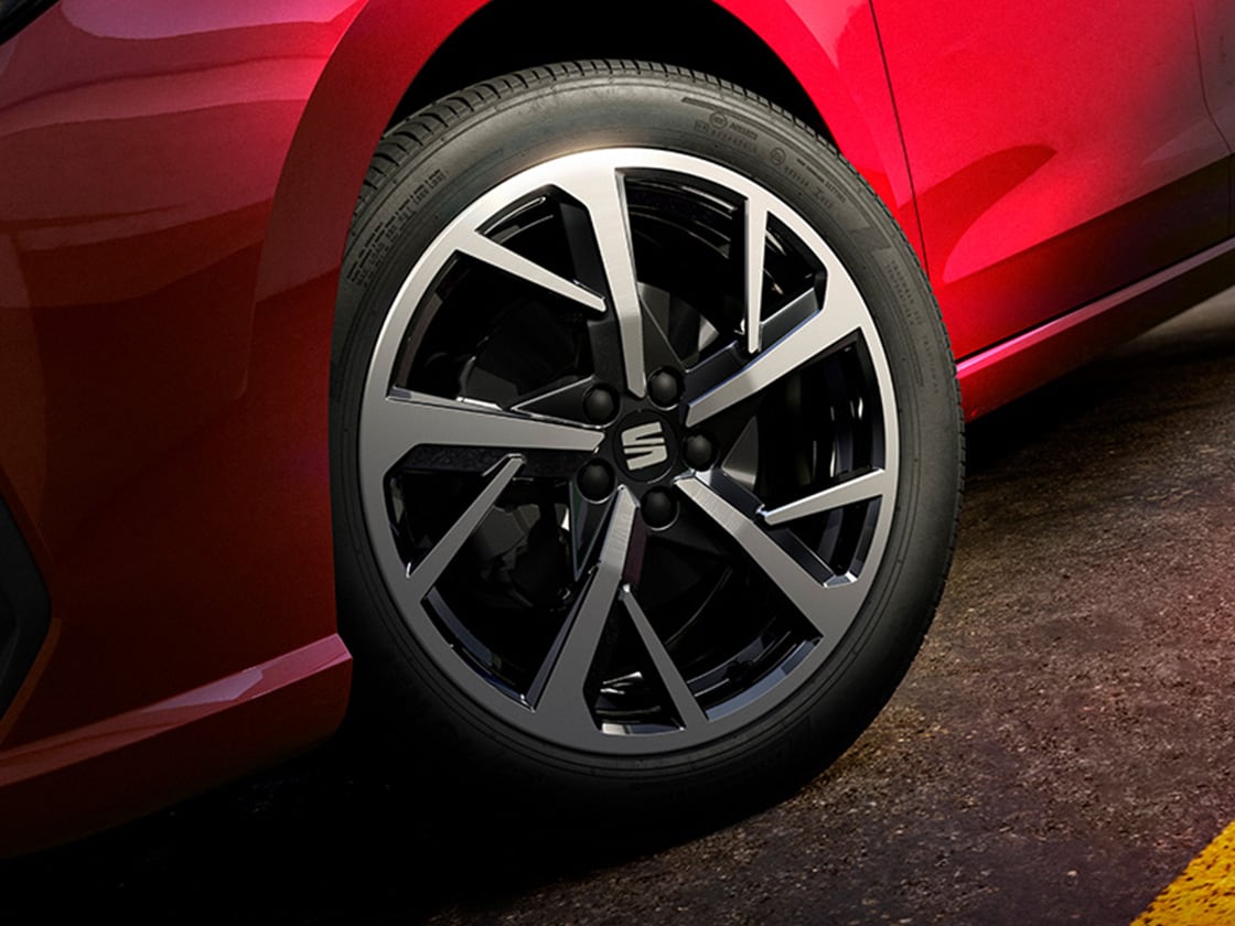 Close-up van de 17-inch dynamische lichtmetalen velgen van de Seat Ibiza.