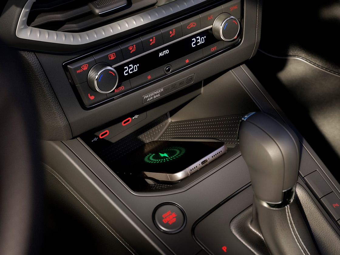 Interieuraanzicht van de SEAT Ibiza, met focus op de geavanceerde technologie zoals de Connectivity Box, die je bedient via de middenconsole.