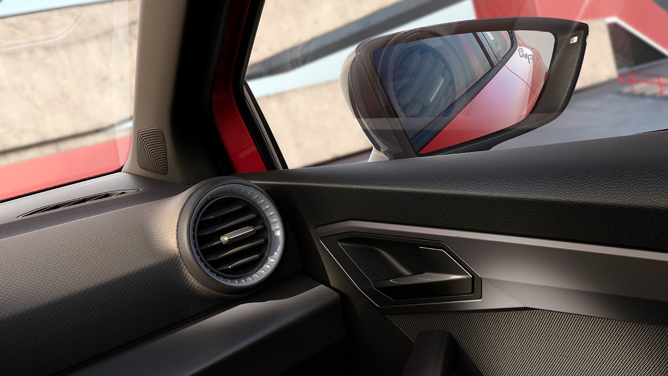 Gedeeltelijk interieuraanzicht waarop enkele details en de rechter buitenspiegel te zien zijn.