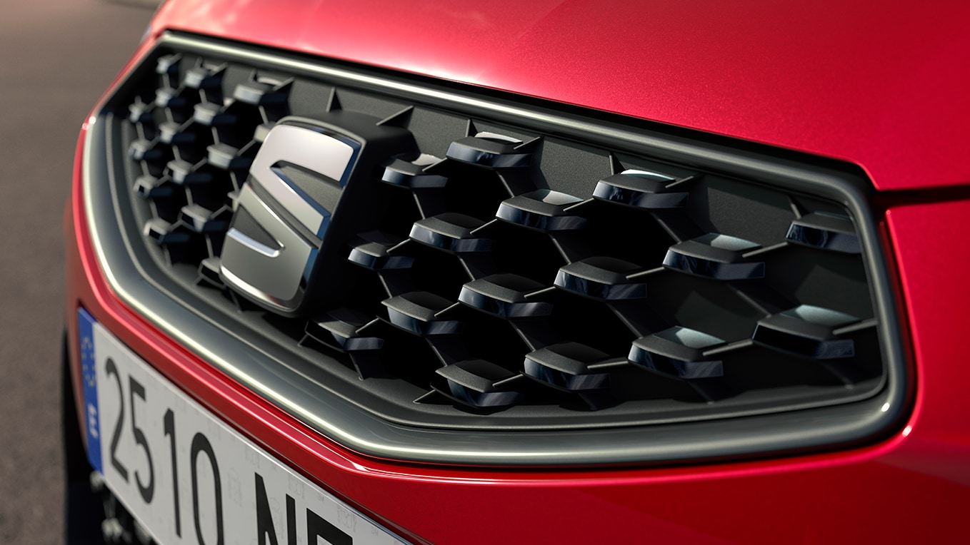 Close-up van de voorkantgrille van de SEAT Ibiza met een geometrisch ontwerp.