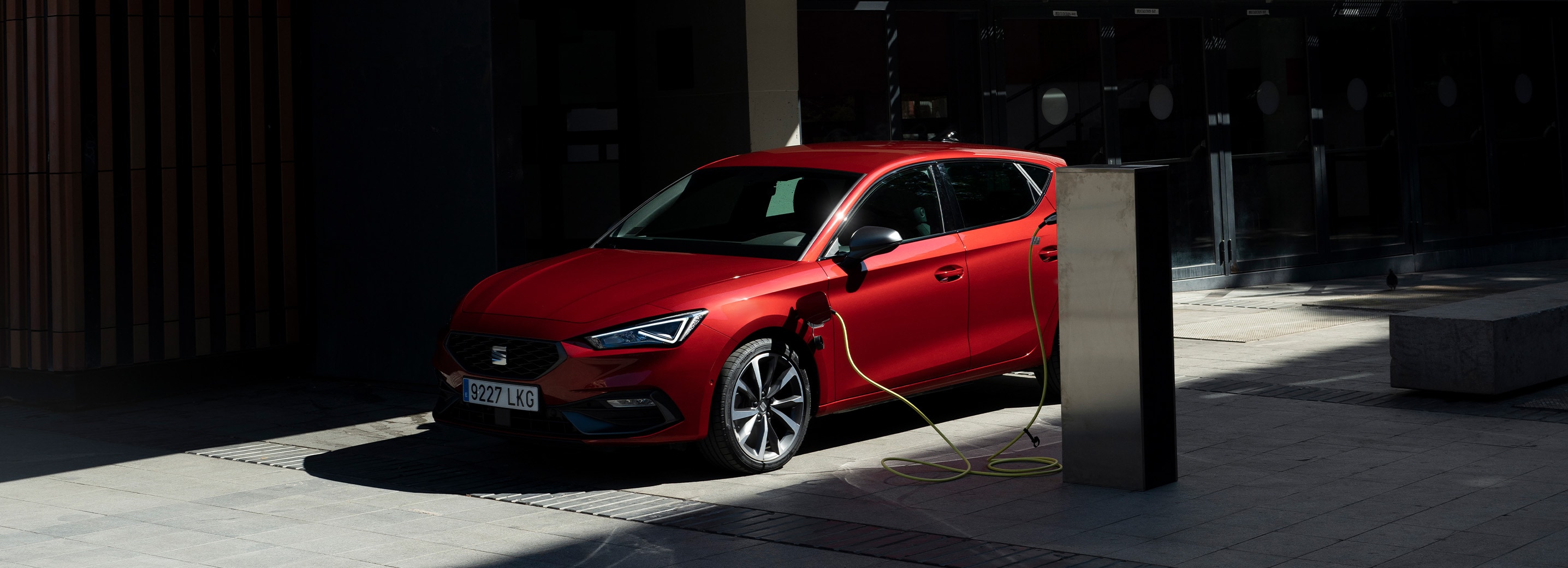 SEAT leon plug-in hybride aan de laadpaal